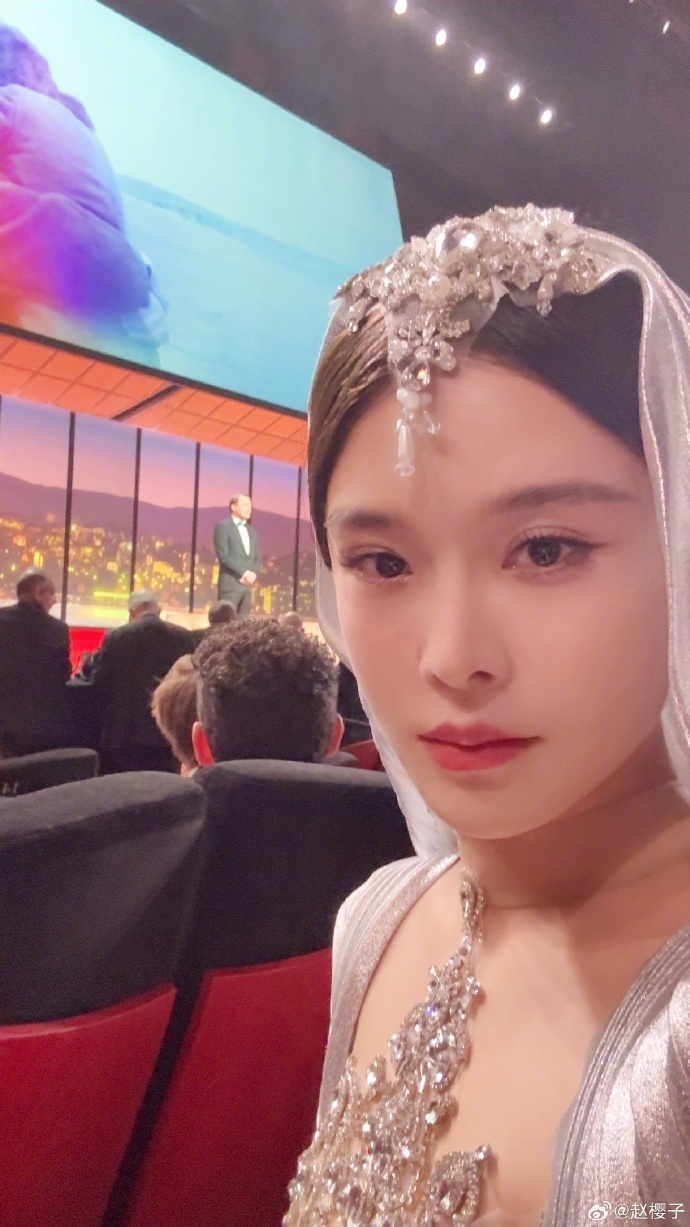 赵樱子开幕式内场追星小李子  赵樱子这次在戛纳真的超级幸运，不仅能走红毯，还能近