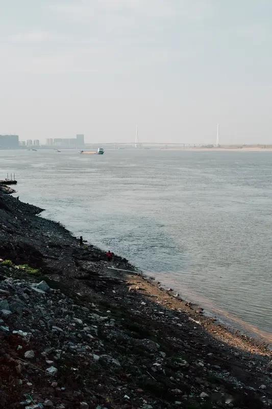 世界上几乎不存在绝对笔直的河流。河流在形成和流动过程中，会受到多种因素影响。比如