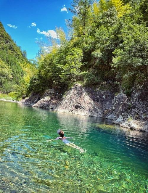 这个夏天的避暑玩法真是五花八门！重庆涪陵美心红酒小镇水上乐园把冰块搬进戏水区，游
