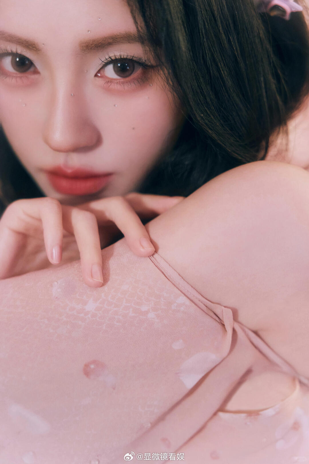 鞠婧祎想收信被保安拦住 镜头里状态绝美，就算被拦下也始终面带笑意，耐心又温柔，颜