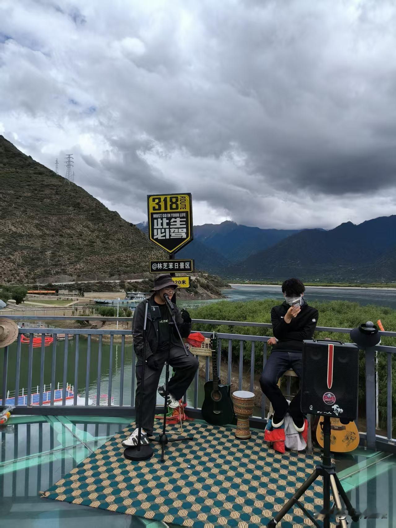 前些日子在去往西藏的色季拉山口时，目睹了318国道堵车严重，缘于一骑行者，与会车