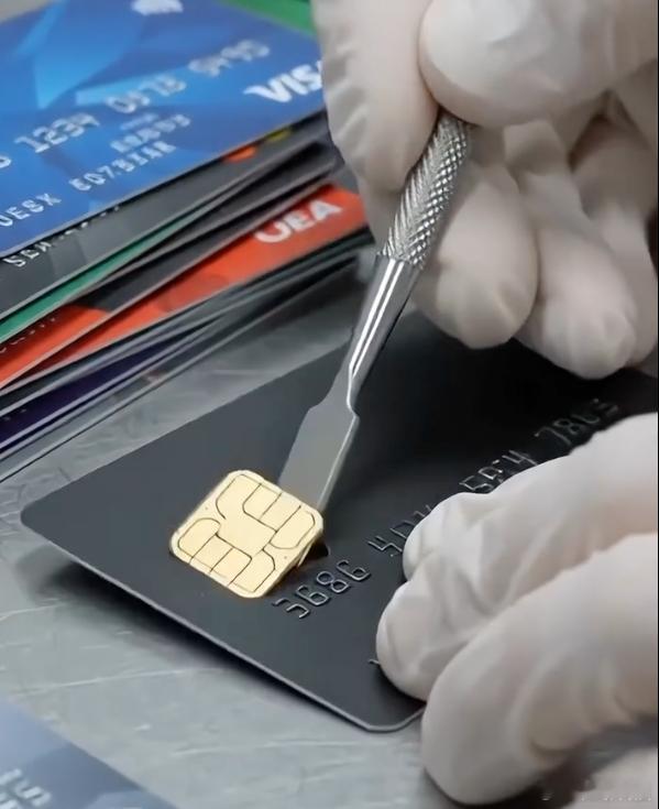 【银行卡上的金色卡片是真金吗？】今日，原来银行卡上的金色卡片是真金登上热搜。据了