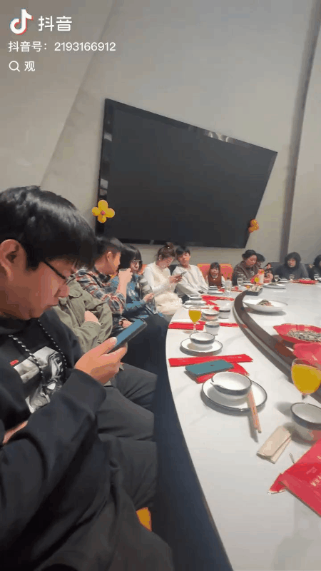 你吃过上百人坐一桌的宴席吗？
近日，有天津的一位网友分享了一个视频，大家请看下图