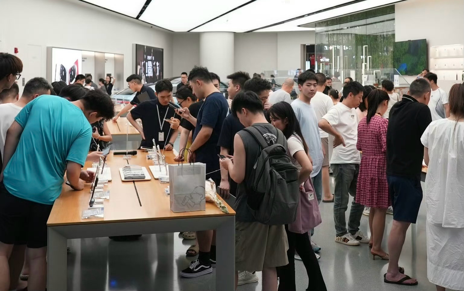 多地华为门店现新机抢购热手机大厂出新品抢得有点猛，看来大家对国产旗舰机的认可度越