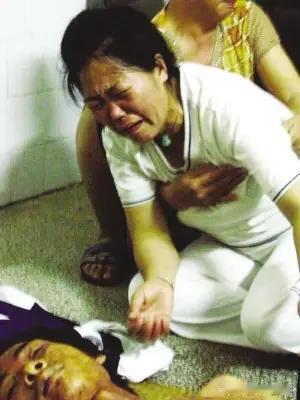 旅途之上的无声落泪，道尽成年人生活的万般不易。5月28日，江西行驶的高铁列车里，