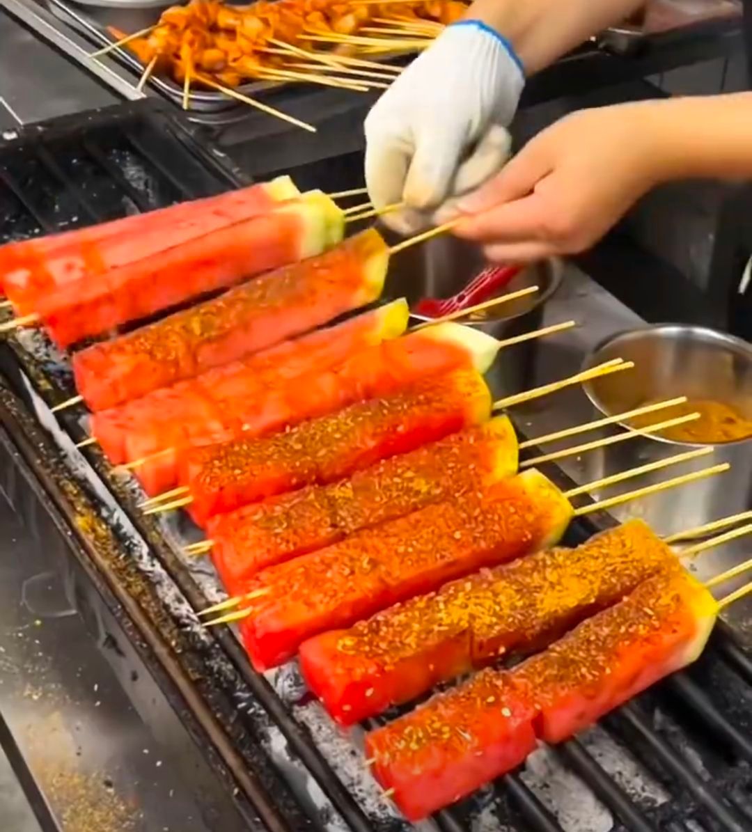 烤西瓜爱吃烧烤和爱吃西瓜的人都裂开了，谁发明的烤西瓜，这能吃吗？[傻眼] ​​​