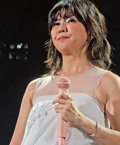 所谓孙燕姿“冷门”，全是粉丝玩的梗。她作品国民度高到离谱，《遇见》《天黑黑》响起