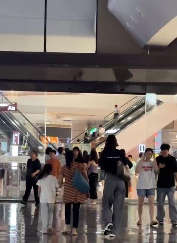 熊黛林珠海逛街，178个头走人群中像巨人，7岁女儿腿长快超过阿姨 ​​​