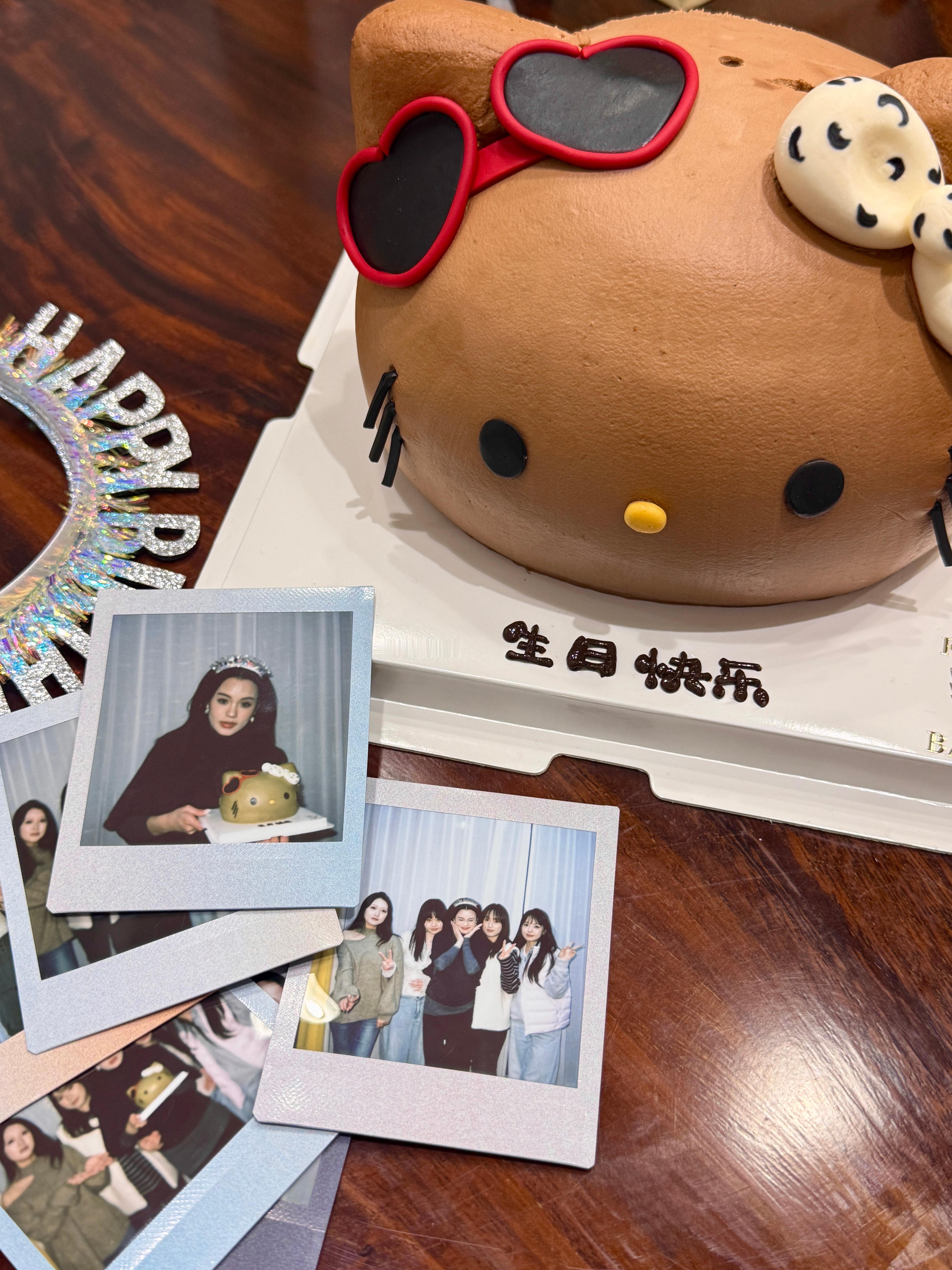 诺大的世界 好幸福Turning a page, glowing softly?