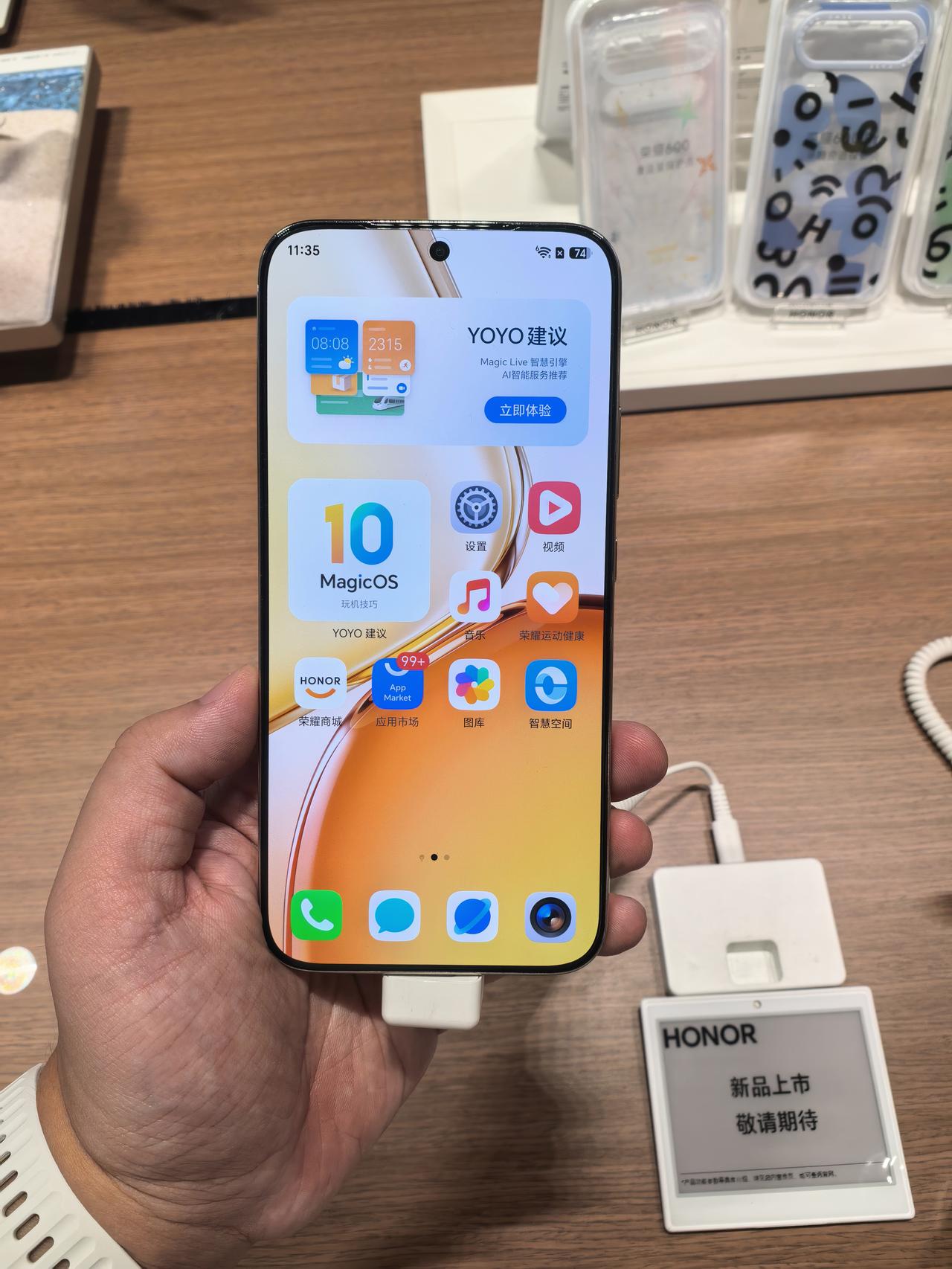 荣耀 X80 Pro Max 真机上手，另外这块 6.8 英寸屏幕的全屏峰值亮度