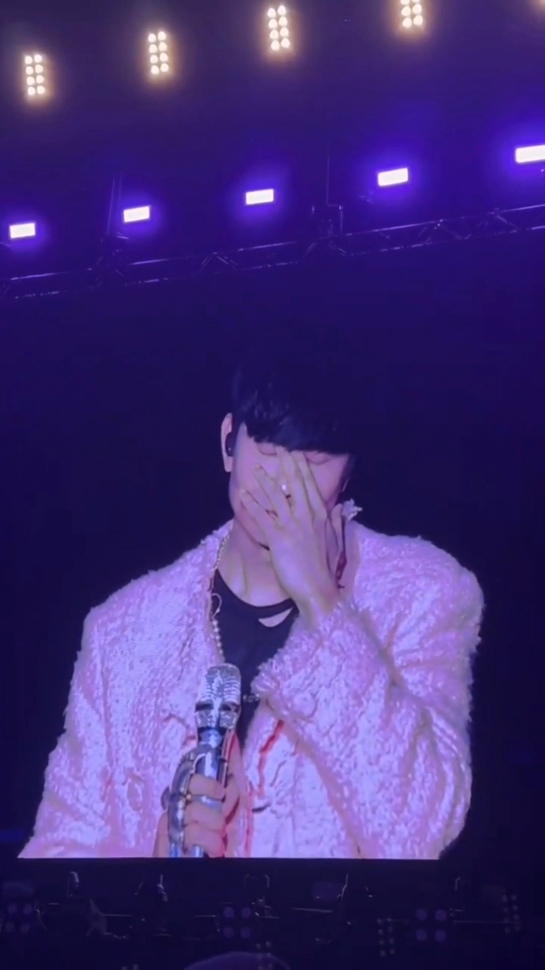 #林俊杰表面少来内心暗爽##林俊杰被粉丝整不会了# 林俊杰扶额苦笑：你们也真是的