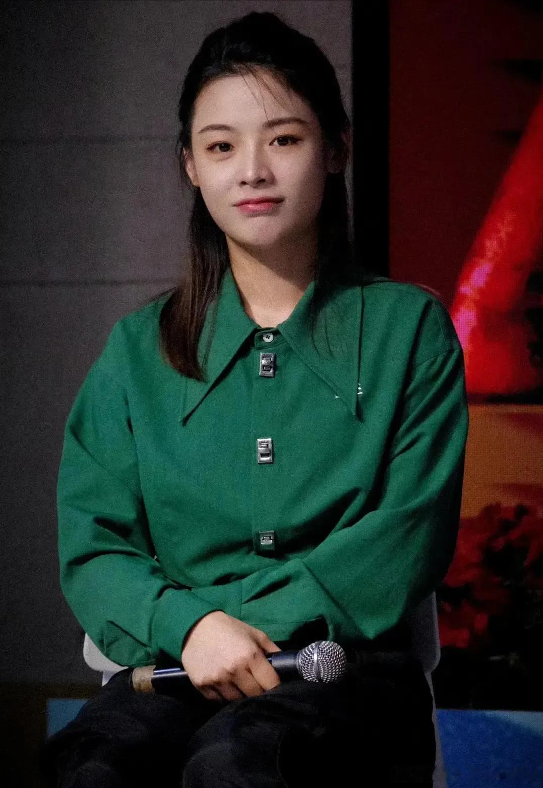 素颜的时候，陈丽君根本不算美女，邻家普普通通一女孩。可是一旦扮上，就要命了。贾廷