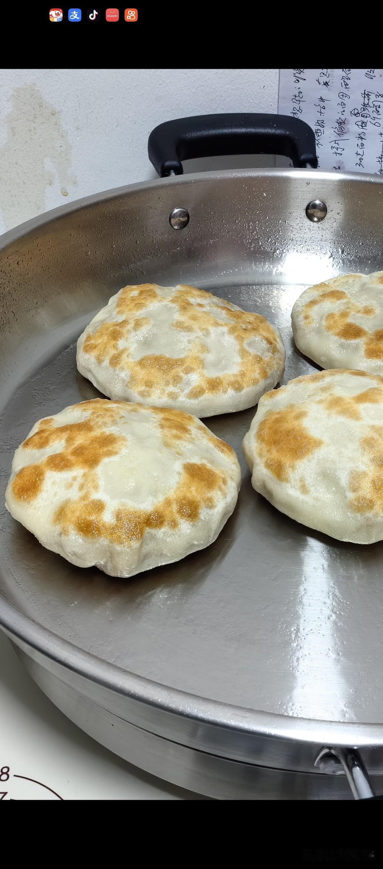 两个大茄子一个青椒，做了8个素馅饼，皮薄馅大的
茄子做馅，我今天用的这个方法，不