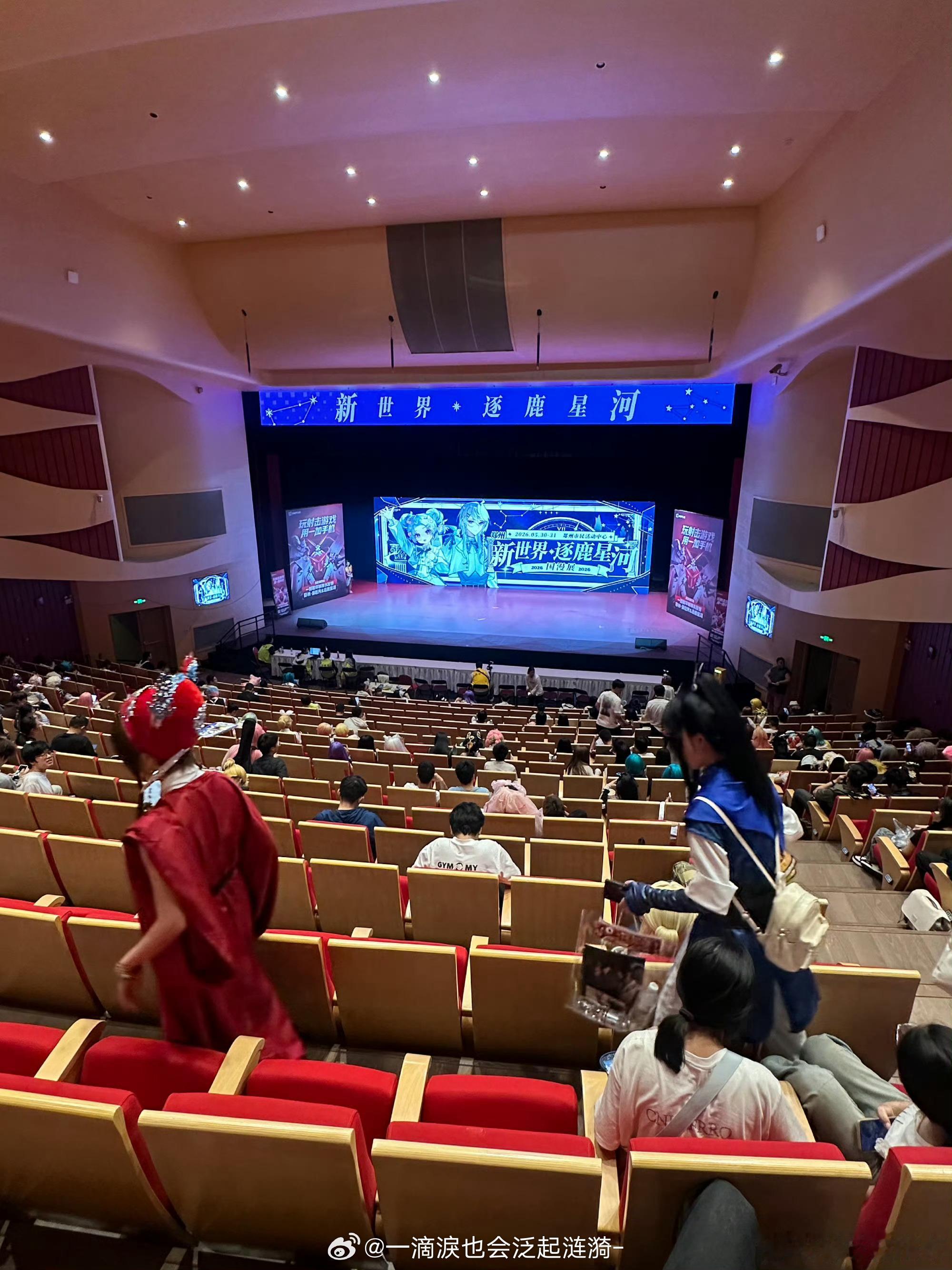 郑州漫展上美女云集漫展火热持续至31日，文创市集与舞台表演轮番上演。郑州二次元氛