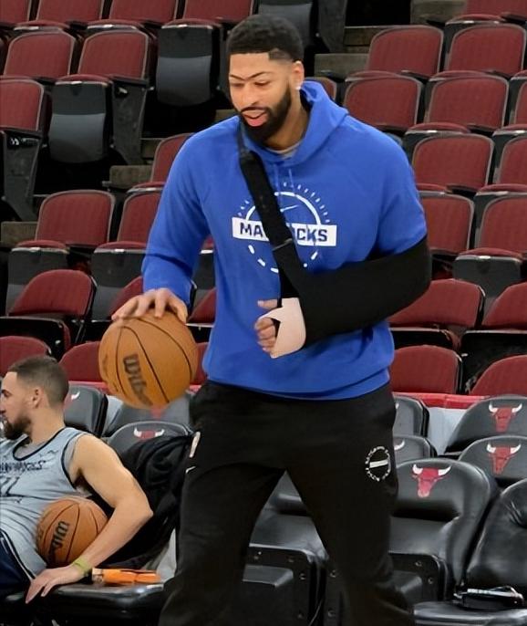 离谱！浓眉吊着绷带，还跟着球队去客场？

上一场最后时刻左手韧带受伤之后，很明显