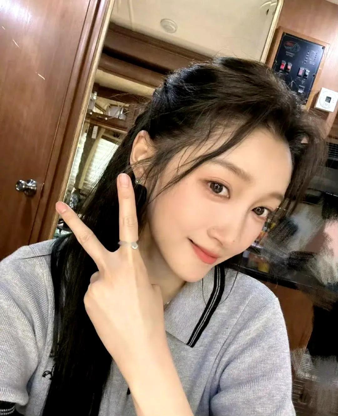 关晓彤戒指引热议，是甜蜜爱情还是时尚表达？
 
在娱乐圈，明星的一举一动都备受关
