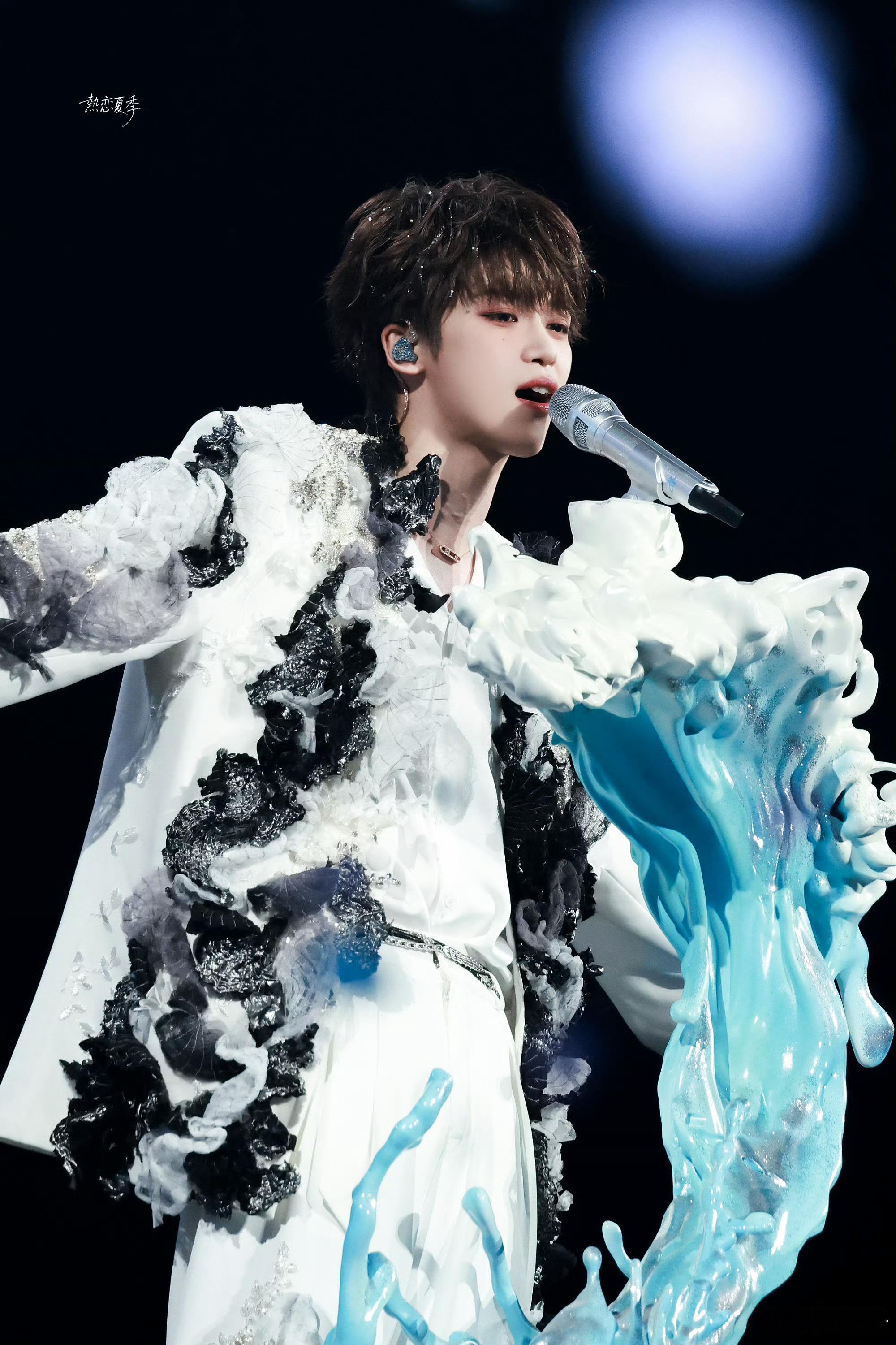 梓渝演唱会 梓渝巡回演唱会厦门站首场今晚如期上演，梓渝不愧是舞台上精灵，又帅又萌