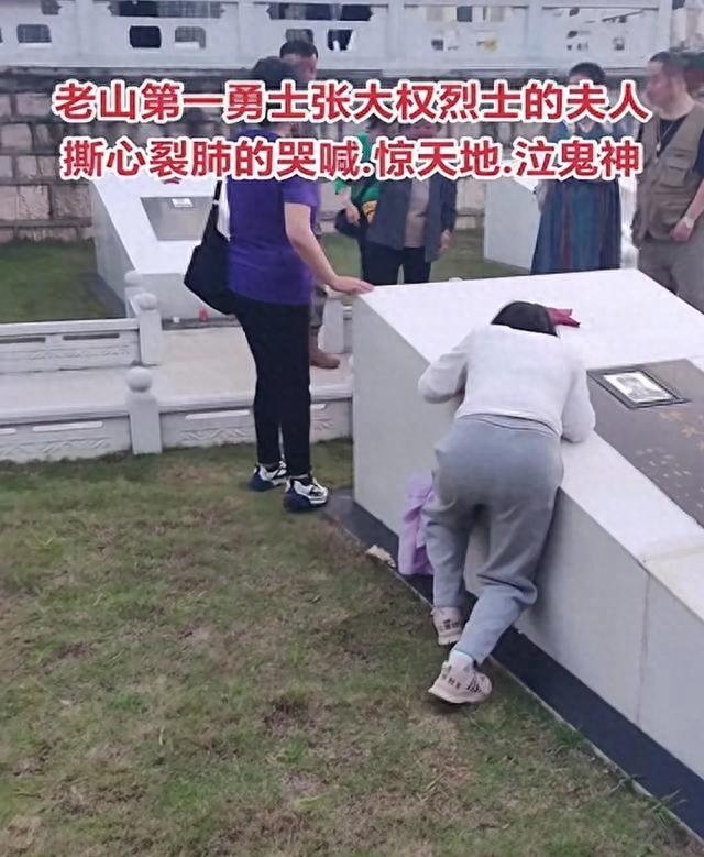 老山战斗那天，张大权带着队伍往主峰冲。他是副连长，老家还有两个娃和老婆。打仗前他