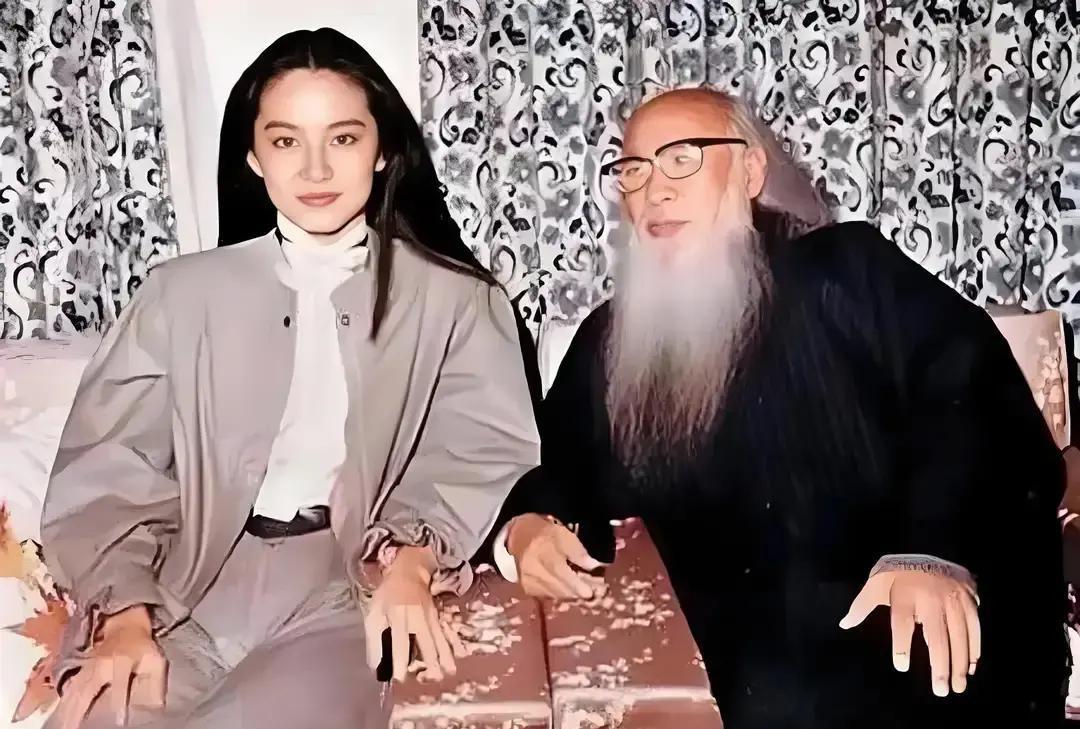 84岁张大千最后一次提笔
 
徐克带着林青霞站在张大千门前，第一次被管家挡了回来