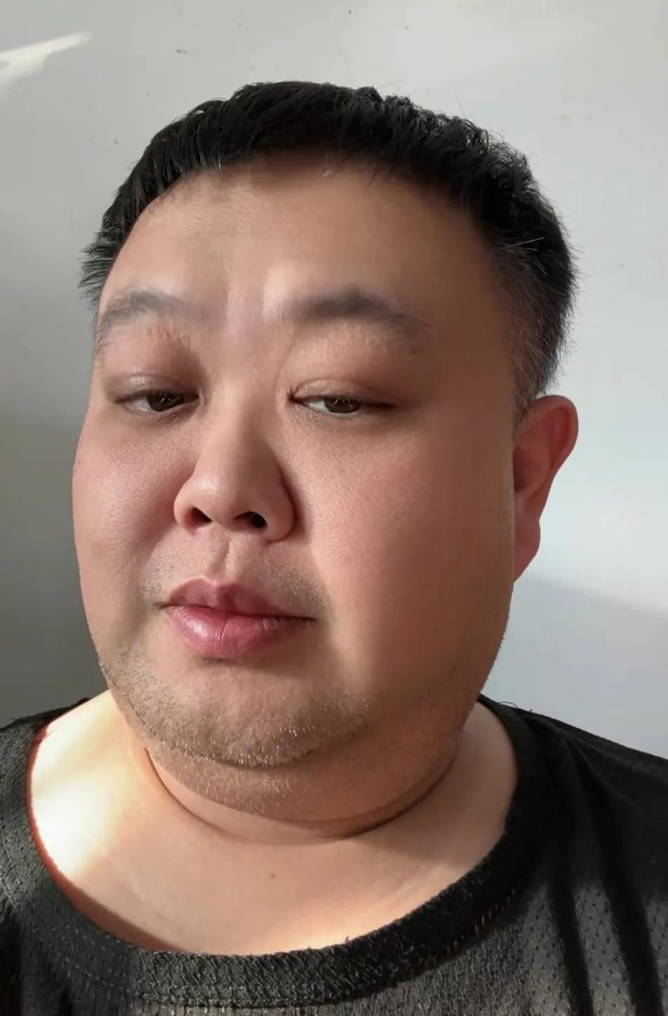 孙越为啥越来越像老太太了。
说实话第一眼我都没看出来是孙越，还以为是个女的呢。莫