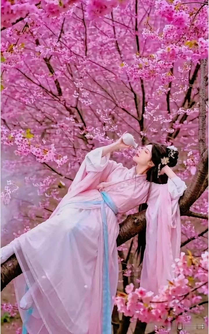 一树桃红似锦霞，
伊人醉卧软枝丫。
玉壶倾得春江水，
红袖添香面若花。