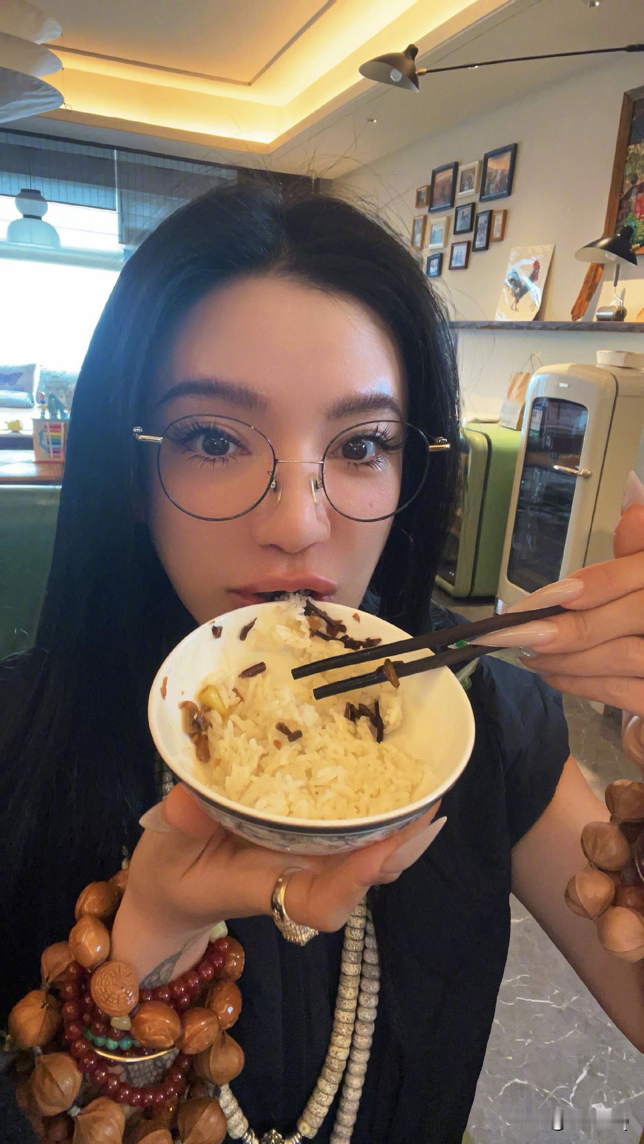 江映蓉的手串也忒大了吧，一个个小核桃往手上挂，看着画风好搞笑。