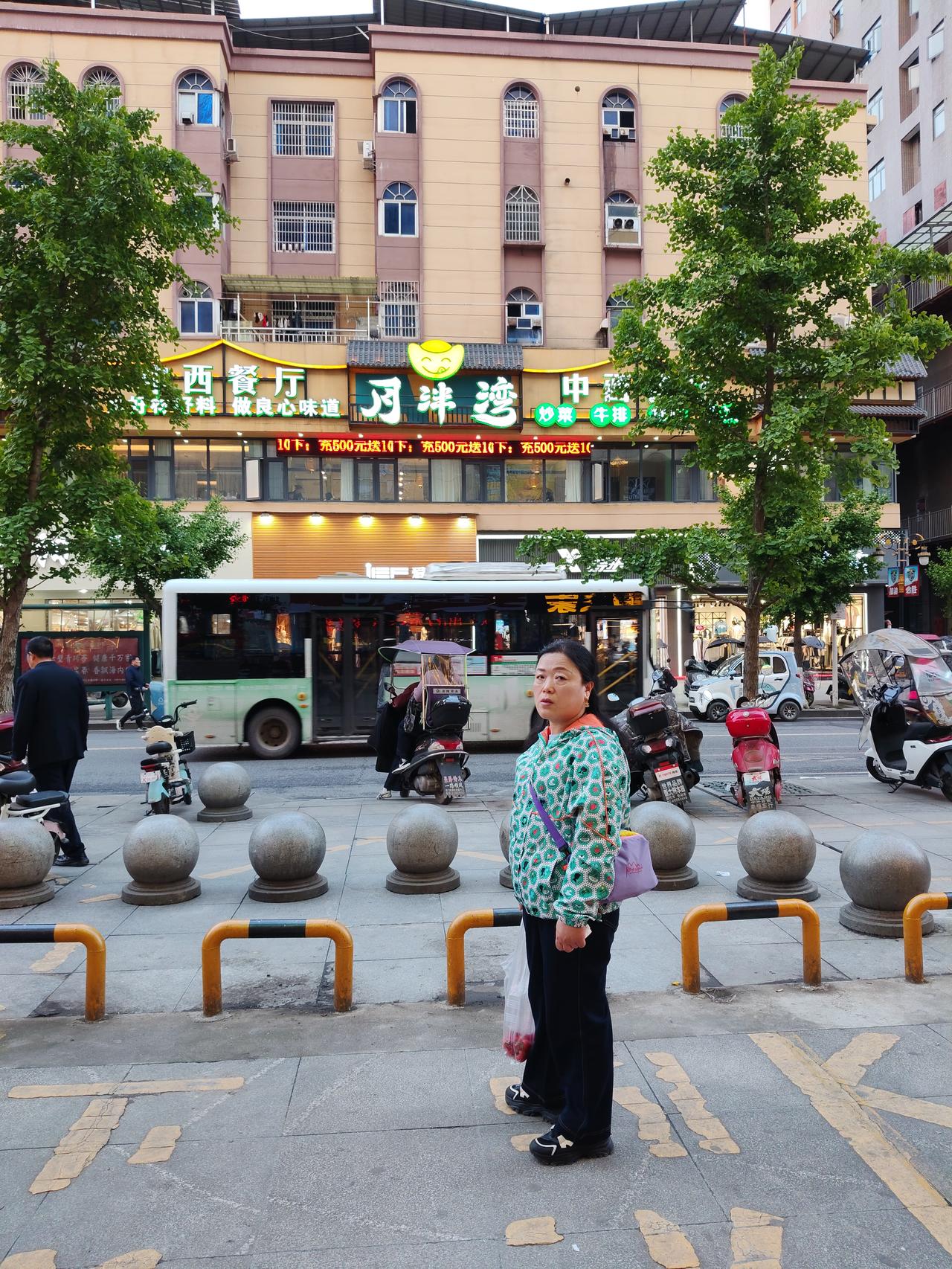 城市街景：繁忙的街道，行人和车辆交织，生活气息浓厚。