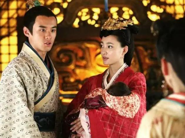 汉景帝晚上安排程姬侍寝，不巧她来了月事，程姬很着急，这时，汉景帝已经醉醺醺地来到