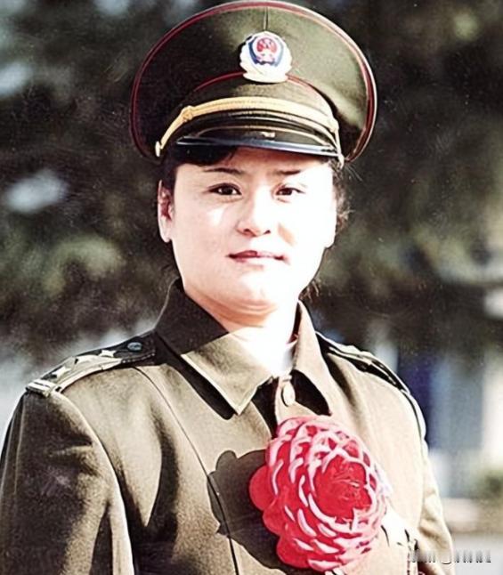 1988年，郑州一位姑娘被两名大汉架着胳膊塞进出租车。飞驰的车突然急刹，姑娘顺势