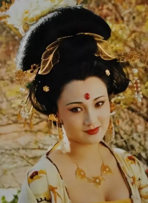 一天晚上，杨玉环被李隆基灌醉了，迷迷糊糊看见李隆基扑上来，拦腰把她抱起来往床边走