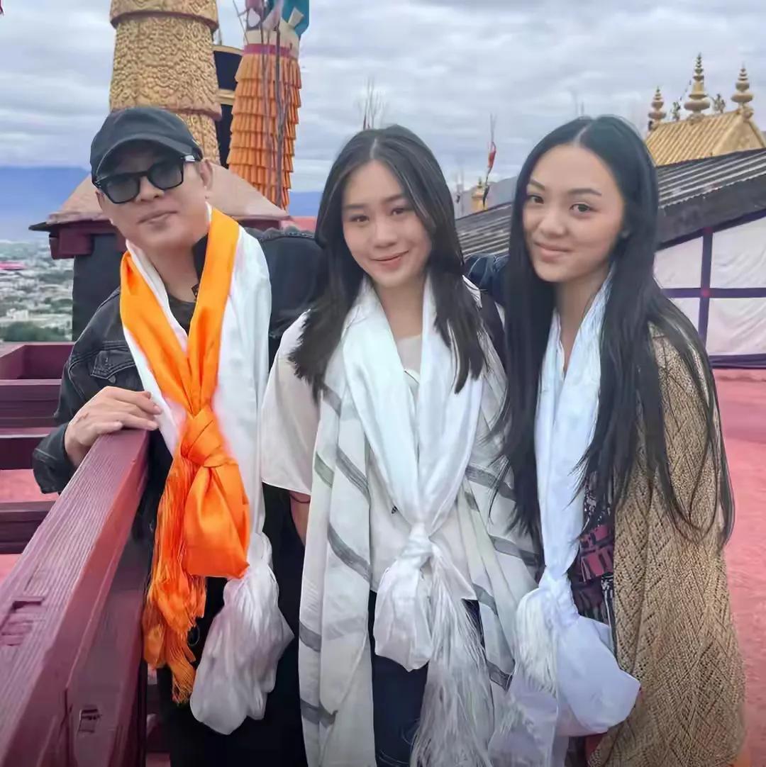 李连杰大女儿出嫁，
   他送了一辆30万的车作为嫁妆，  
    很多网友觉