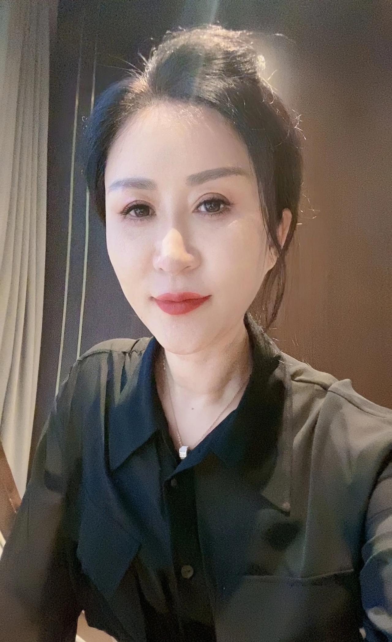 五十岁成熟阿姨
随着年龄的增长越来越不敢自拍，尤其是近距离的自拍，没有自信怕皱纹