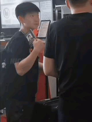 社牛小莎莎
在机场和同事叽叽喳喳聊个没完
也不清楚说的是什么内容
只晓得那一刻她