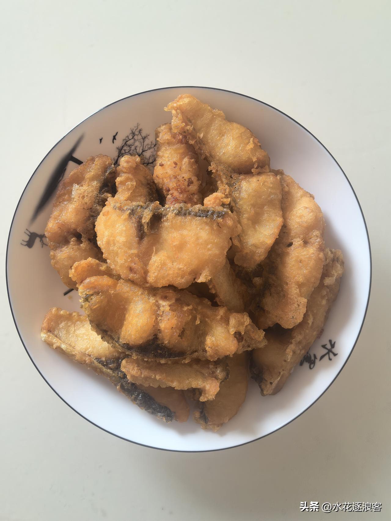 星期天，儿媳妇说想吃油炸青鱼块，我立马安排。

鱼块在油锅里滋滋作响，金黄的香气