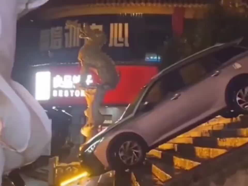 每一条离谱路线的背后，都有一个拿着导航的离谱人
