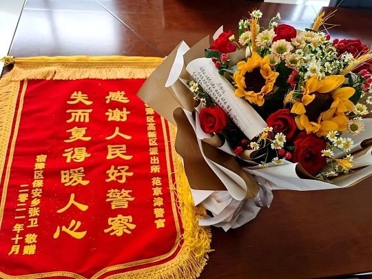 85岁大爷离婚后买喜糖感谢民警很难想象一位八旬老人，积攒了多少年的无助才下定决心