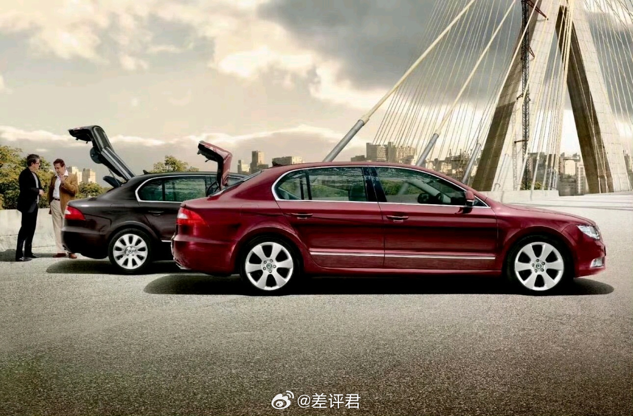 #差评说车# 昨天开尾门没注意上面，不小心撞到顶上了。然后我就想：掀背尾门就在矮