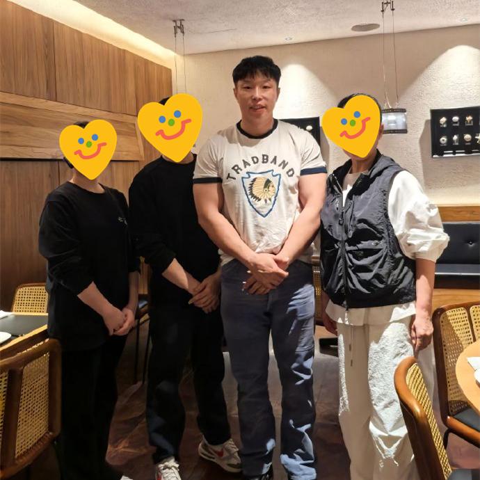 德云社众角上海聚餐，部分合影照被晒！上海德云社开业演出最后一场，没有大返场。岳云