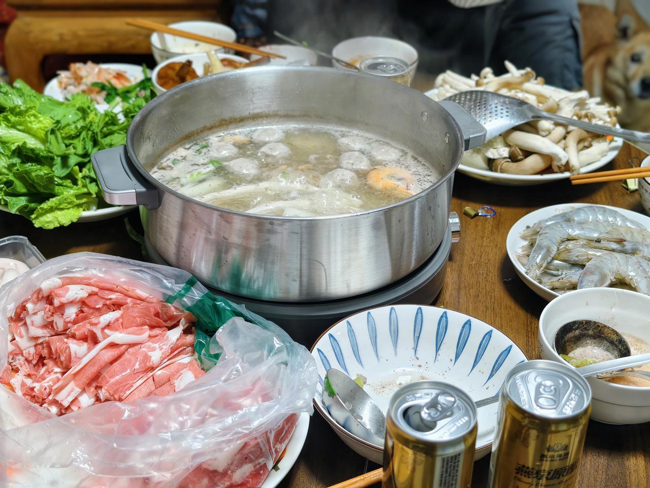 五一假期，儿子、儿媳和孙子来到牛街的家中。彼时天气微寒，恰是涮羊肉的绝佳时机。食