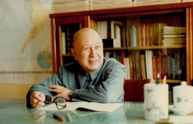 1985年，钱学森在看到很多生硬的汉译科技名词的时候，强调：我们的词语不光给现在