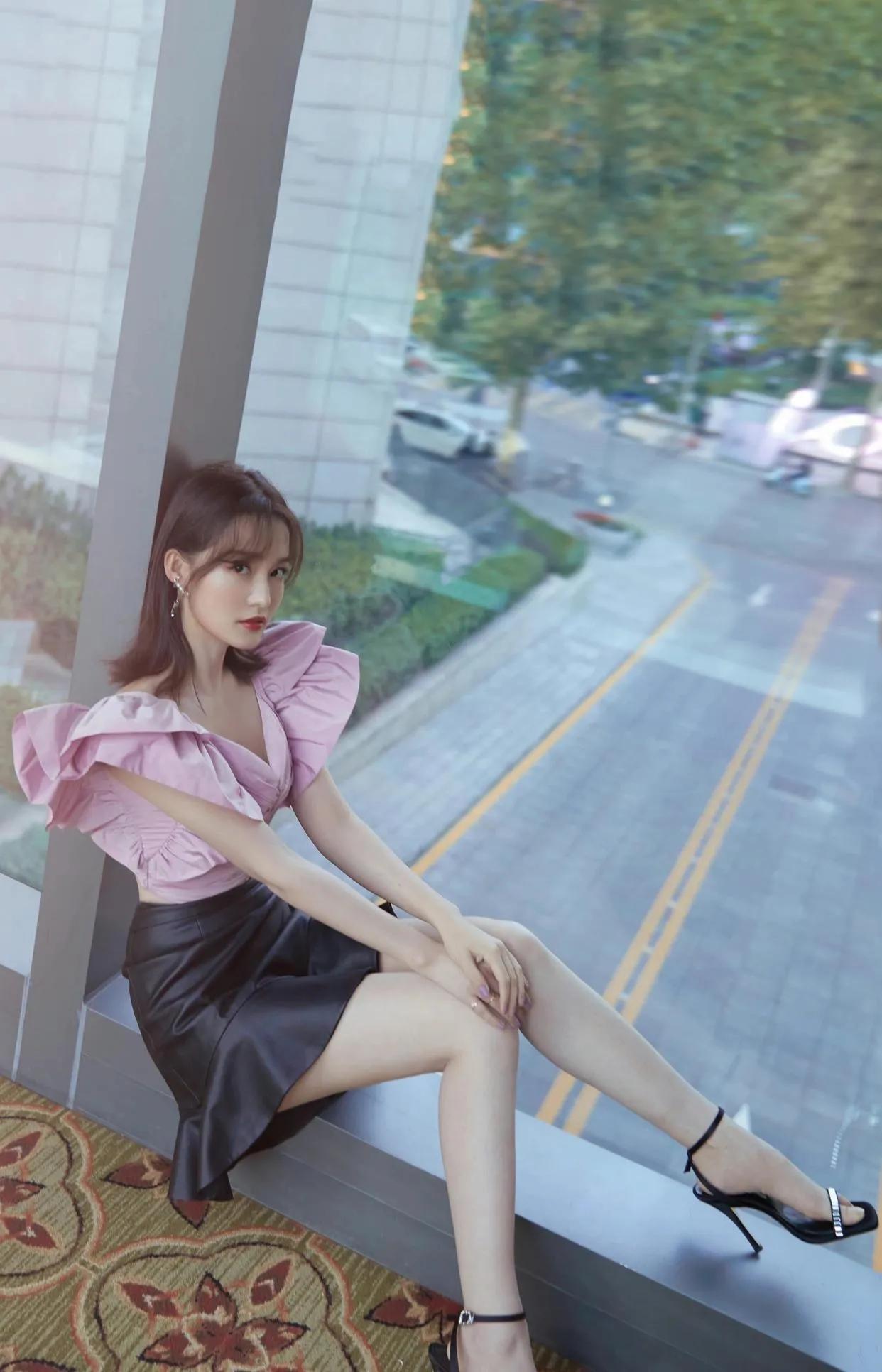 李沁真的又白又直，好漂亮啊！