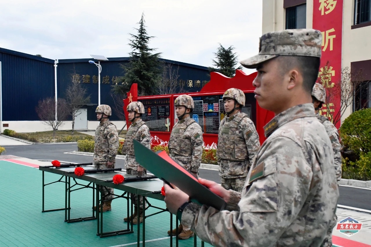 西藏军区某部新兵授枪仪式（高原战士） 