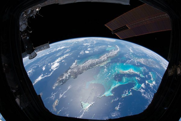 夏天，让地球看起来格外迷人！从距离地球约400公里高空的国际空间站上俯瞰，夏天呈