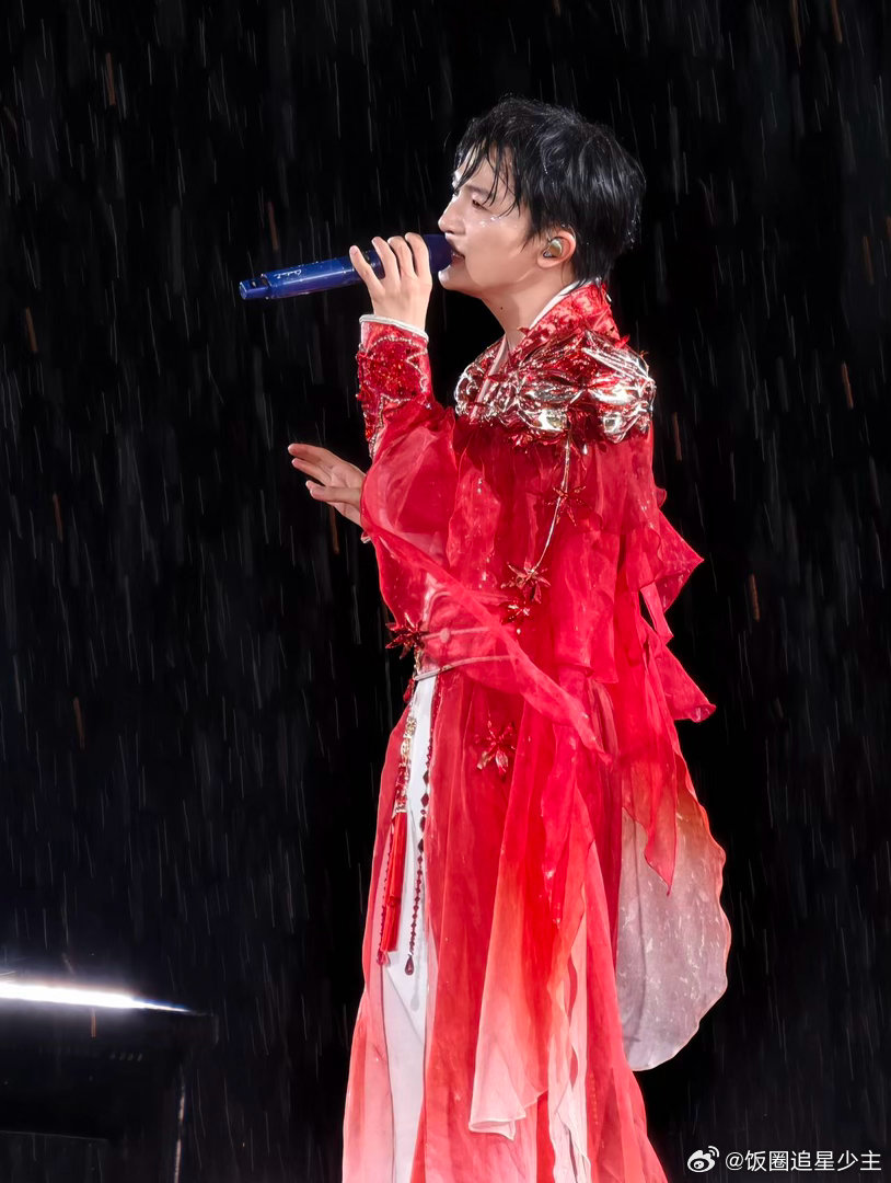 周深妆造只维持了一首歌的时间 今晚周深演唱会这雨下得，妆造只活了一首歌，双眼皮都