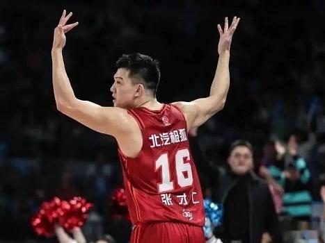 CBA最新消息：据BTV记者勇方方报道，北京男篮与球队老将张才仁完成续约，新合同