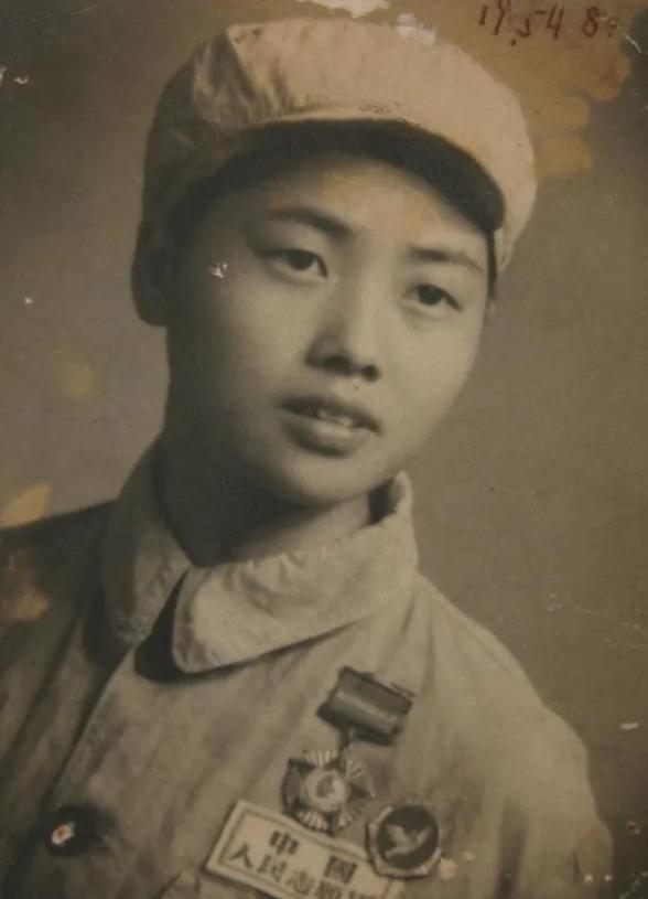 1951年，抗美援朝中，16岁的女护士，双眼被美军炮弹炸瞎，当场昏死。醒来后，她