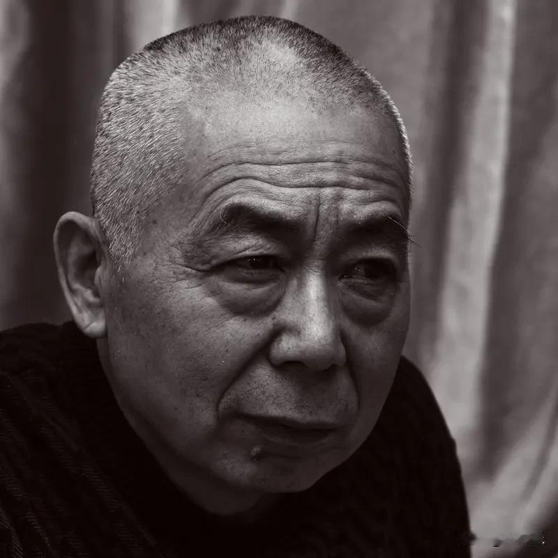 别人的剧本里你演得再好，也是个配角

话剧团的老周有个习惯，每次演出前在化妆间坐