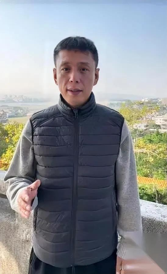 岳云鹏的相声，最近有点“软”。

不是说他不卖力，

是少了点当年老郭那种“扎人