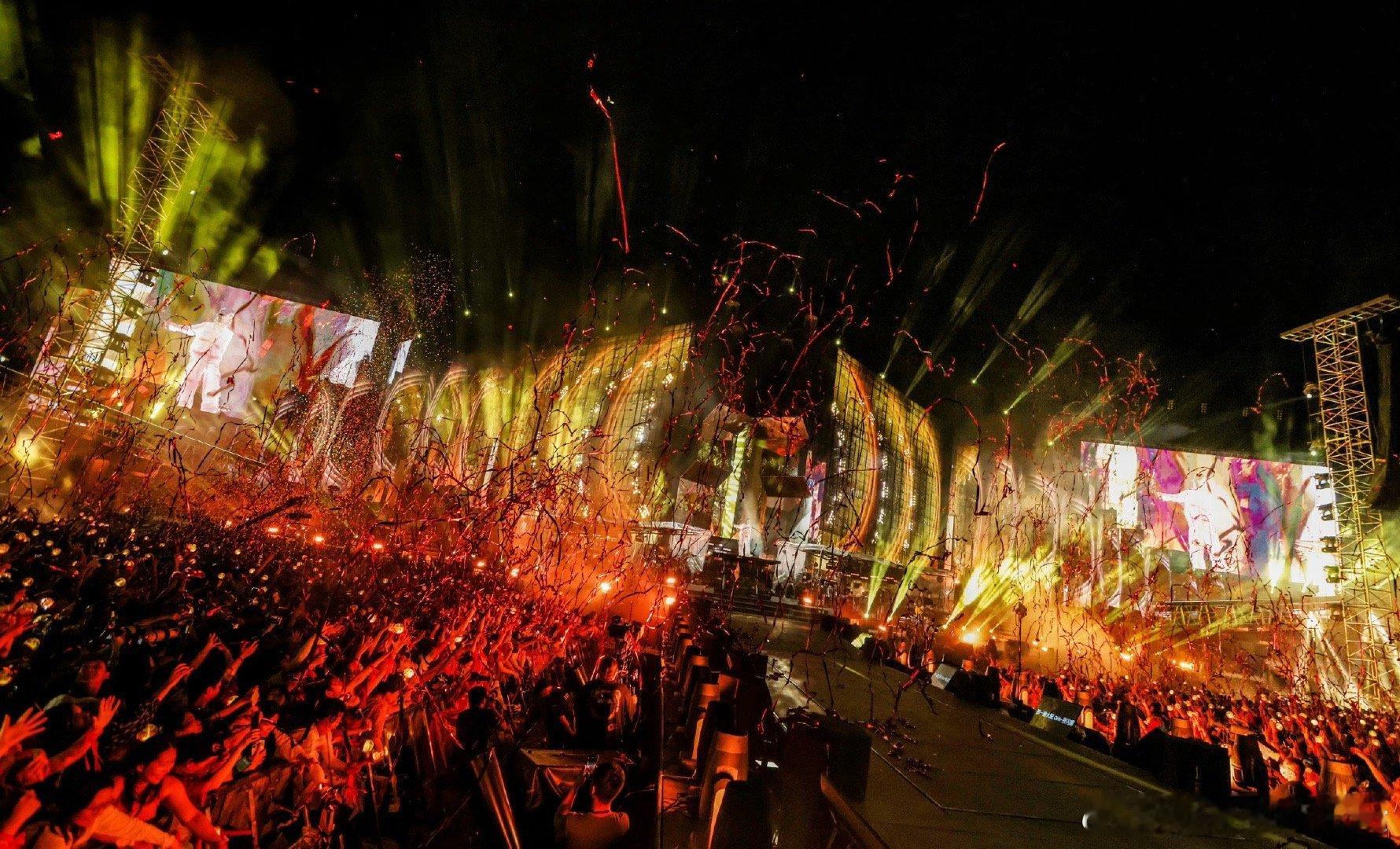 #华晨宇舞台已经NextLevel了#华晨宇的舞台对于我们的视觉也是有着巨大的冲