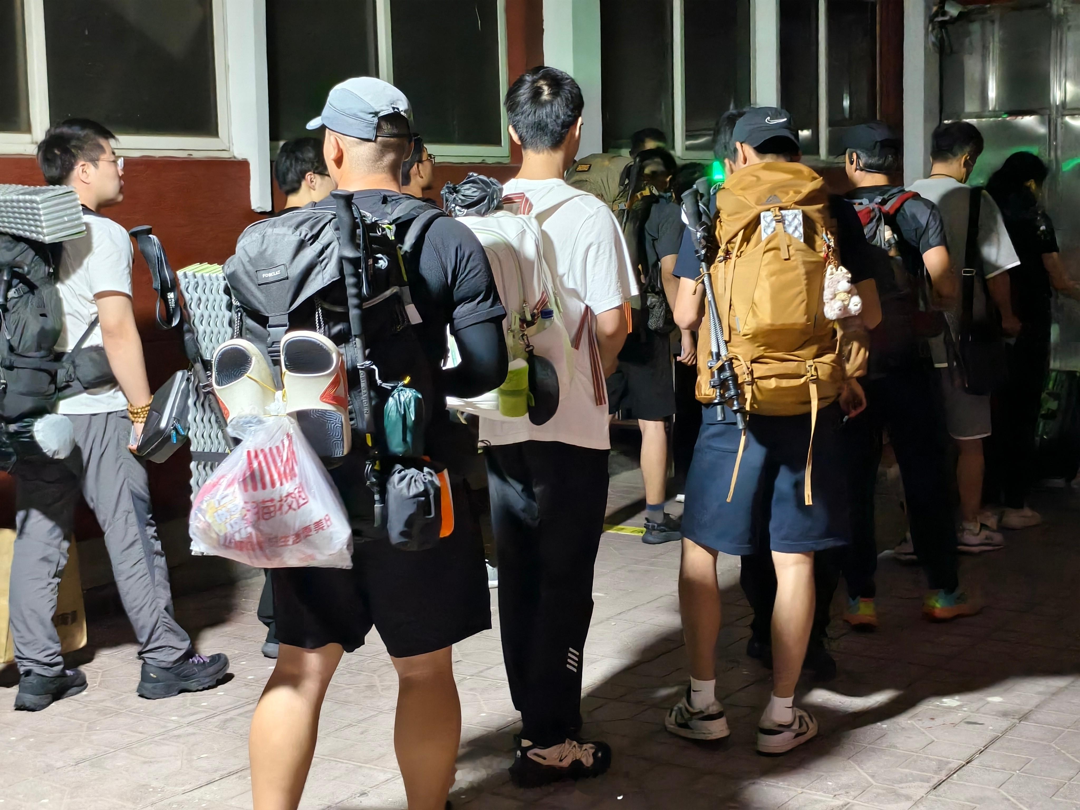 我觉得五台是旅游的同车厢的好多背着登山包来这里徒步听别让老哥讲了讲也是个新赛道挺